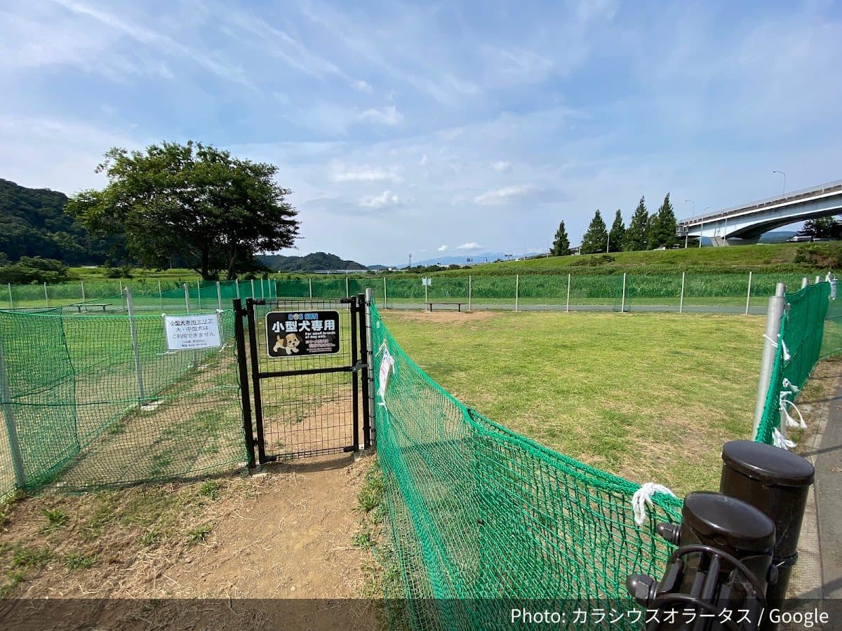 狩野川神島公園「川の駅 伊豆城山」ドッグランの外観